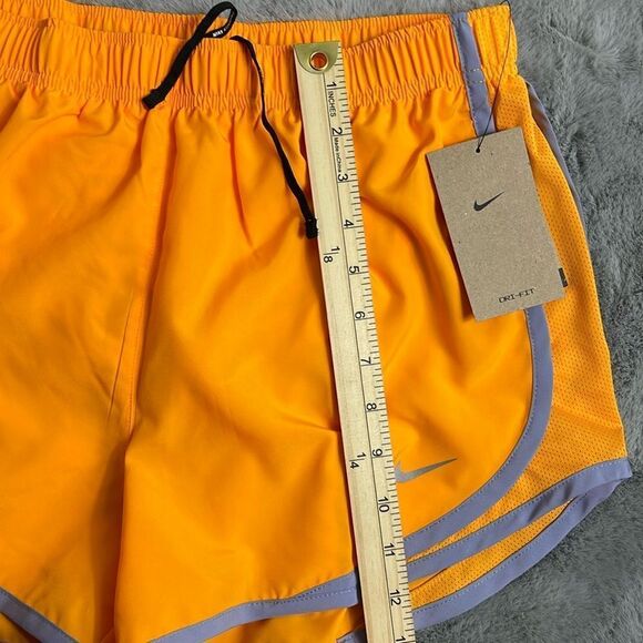 🍊NWT Nike women dri fit tempo training shorts size M bright orange 🍊 🏃🏻‍♀️ - Picture 10 of 12